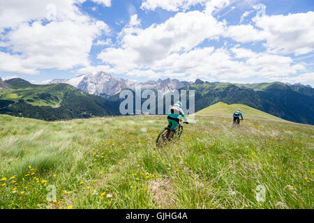 Mann und Frau Mountainbiken, Dolomiten, Italien Stockfoto