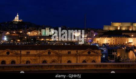 Dame in der Nacht der Kirche Stockfoto