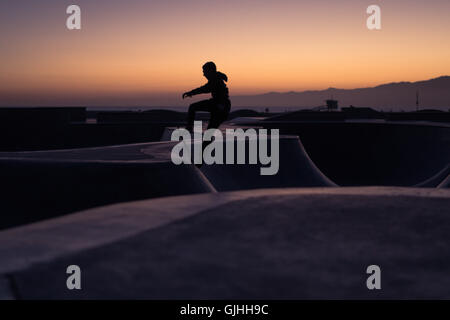 Silhouette eines Skateboarders, Venice Beach, Kalifornien, USA Stockfoto