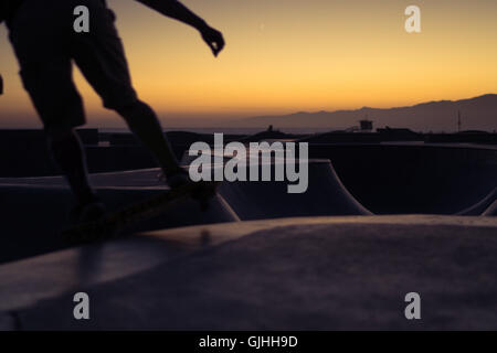 Silhouette eines Skateboarders, Venice Beach, Kalifornien, USA Stockfoto