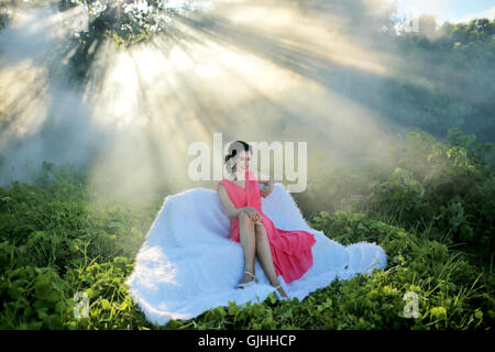 Porträt einer Frau sitzt auf einem Sofa im ländlichen Landschaft Stockfoto