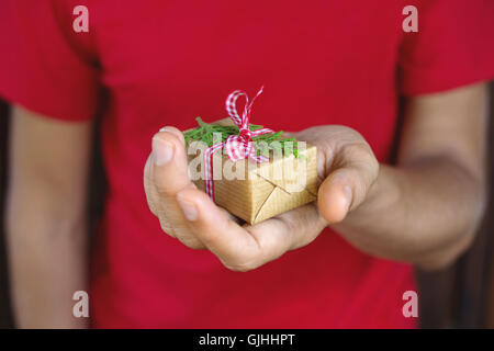 Mann, Weihnachts-Geschenk in der hand Stockfoto