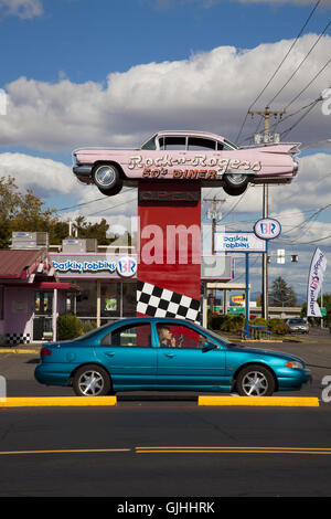 Ein klassisches Auto Werbung der Rock ' n ' Rogers 50er Jahre Diner, Salem, Oregon, USA Stockfoto