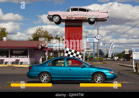 Ein klassisches Auto Werbung der Rock ' n ' Rogers 50er Jahre Diner, Salem, Oregon, USA Stockfoto