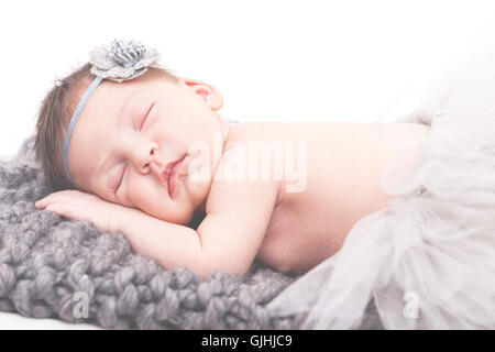 Porträt eines neugeborenen Mädchens auf Decke schlafen Stockfoto