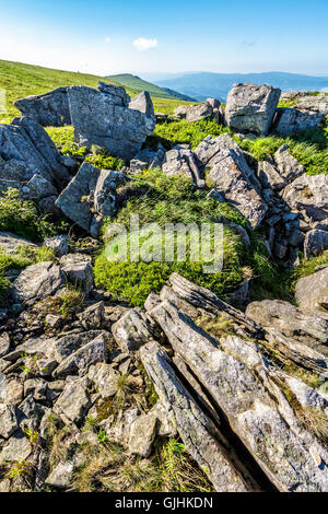 Berglandschaft mit Steinen Verlegung unter dem Rasen auf der Hügelseite unter Slear Himmel im Sommer Stockfoto