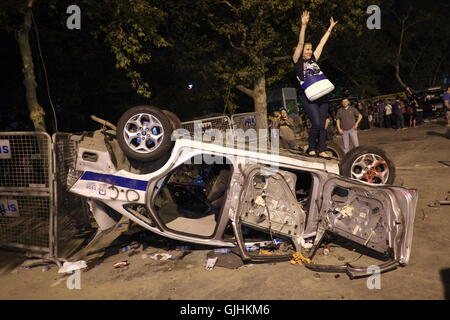 Frau posiert für ein Foto auf die umgestürzte Polizeiwagen bei Istanbul Gezi Park Vorführungen. Stockfoto