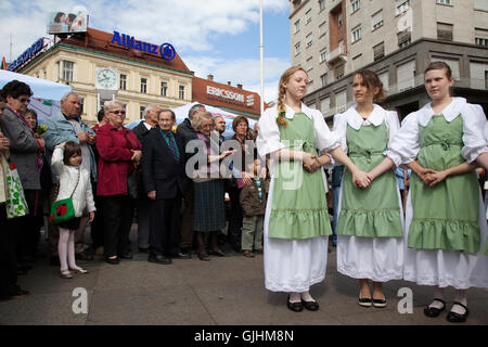 Kroatische Folkloregruppe führt im Stadt-Platz von Zagreb in Kroatien. Stockfoto