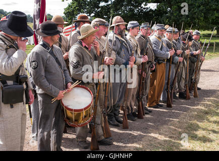 Konföderierten Soldaten auf dem Schlachtfeld von American Civil War Reenactment im Spetchley Park, Worcestershire, England Stockfoto