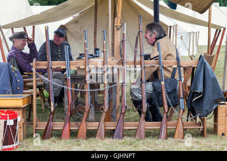 Konföderierten Soldaten Musketen in ein Lager der American Civil War Reenactment im Spetchley Park, Worcestershire, England Stockfoto