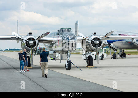 Der amerikanische zweimotorige, mittlerer Bomber North American B-25J Mitchell. Die Flying Bulls Team. Stockfoto