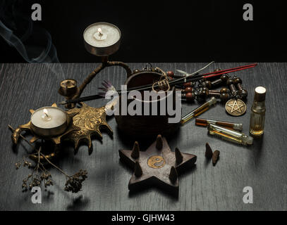 Stillleben mit magischen Objekten, böse Kerzen. Fortune telling oder schwarze Magie Ritual. Stockfoto