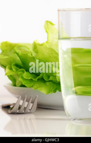 frischer Salat mit einem Glas Wasser Stockfoto