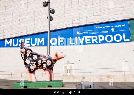 Ein Superlambanana von Taro Chiezo vor dem Museum of Liverpool, Teil von europäischen Fonds für regionale Entwicklung finanziert. Stockfoto