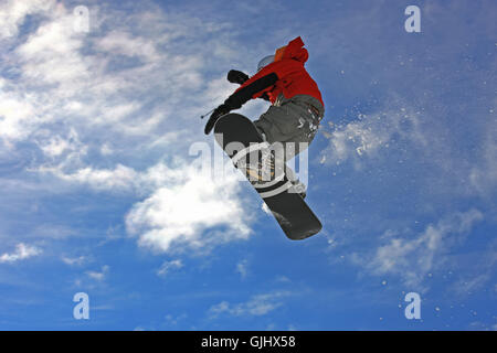 Snowboarder hoch in die Luft Stockfoto