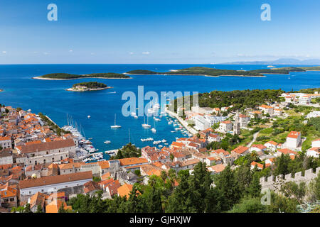 Blick auf Hvar. Paklinski-Inseln im Hintergrund. Insel Hvar, Adria. Kroatien. Europa. Stockfoto