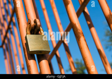 Handy-Käfig aus Metall Stockfoto