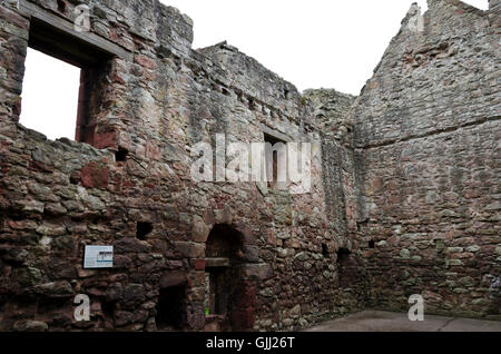 Teil der Überreste des Hailes Schloss am Ufer des Flusses North Tyne in der Nähe von Haddington, Schottland. Stockfoto