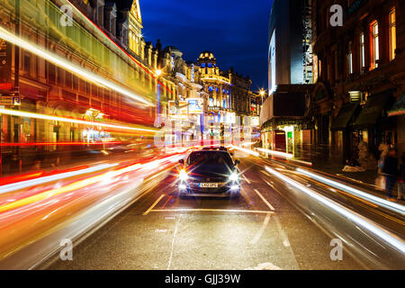 Shaftesbury Avenue in London, UK, in der Nacht Stockfoto