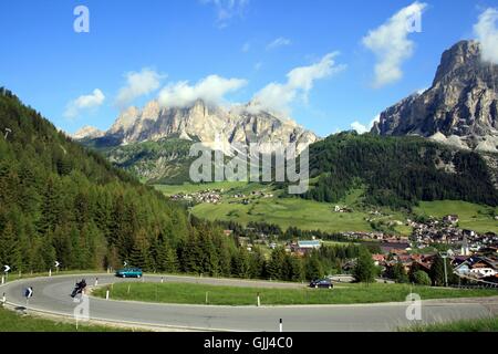 Bergen-Dolomiten-Kurven Stockfoto