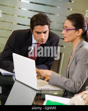 Frau Büro laptop Stockfoto