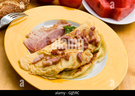 Omelette mit dünnen Speck Speck, Croissant Stockfoto