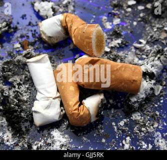 Zigarette im Aschenbecher Stockfoto