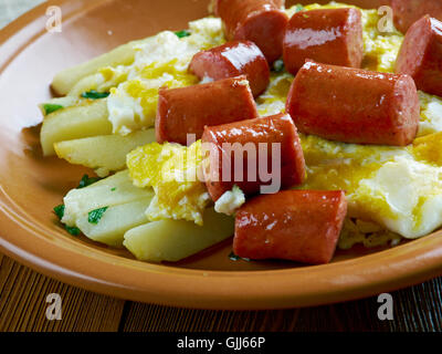 Huevos Rotos con chistorra.scrambled Eiern mit Wurst und Kartoffeln. Mexikanischen Stil. Stockfoto