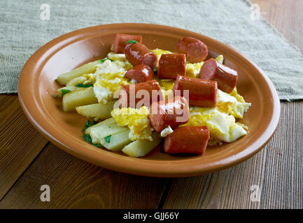 Huevos Rotos con chistorra.scrambled Eiern mit Wurst und Kartoffeln. Mexikanischen Stil. Stockfoto