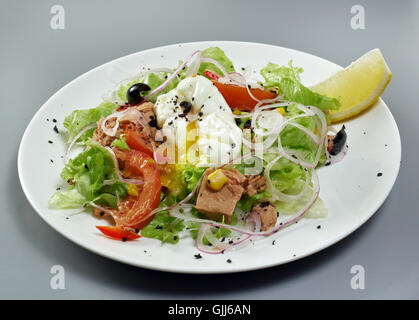 Italienischer Salat mit Thunfisch, pochiertem Ei und Gemüse Stockfoto