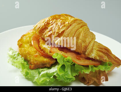 Sommermorgen Frühstück Croissant gefüllt Hähnchen-nuggets Stockfoto