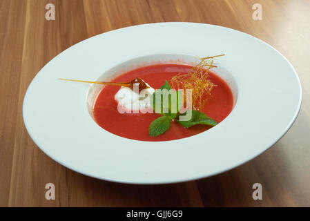 Bal-Eis mit Karamell-Sirup. Nahaufnahme Stockfoto