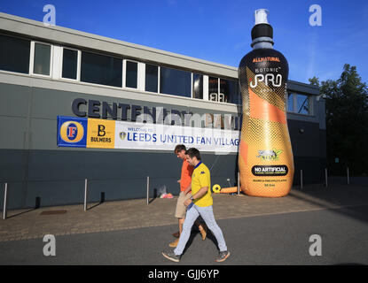 Leeds United Fans finden ihren Weg zum Ventilator Dorf vor der Sky-Wette-Meisterschaft an der Elland Road, Leeds übereinstimmen. Stockfoto