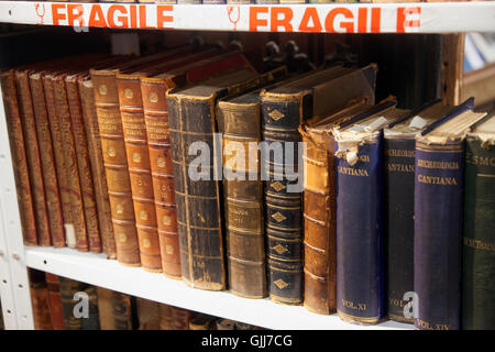Antiquariat mit einer Sammlung alter Bücher am Camden Market Stockfoto