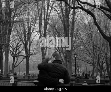 Mann und Frau zu küssen, im Capital park Stockfoto