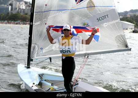 Großbritanniens Giles Scott feiert Gewinn der Goldmedaille bei der Herren Finn Männer Medal Race am elften Tag der Olympischen Spiele in Rio, Brasilien. Stockfoto