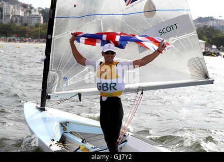 Großbritanniens Giles Scott feiert Gewinn der Goldmedaille bei der Herren Finn Männer Medal Race am elften Tag der Olympischen Spiele in Rio, Brasilien. Stockfoto