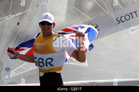 Großbritanniens Giles Scott feiert Gewinn der Goldmedaille bei der Herren Finn Männer Medal Race am elften Tag der Olympischen Spiele in Rio, Brasilien. Stockfoto