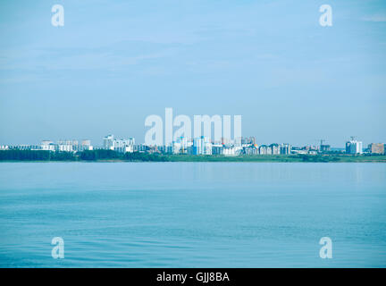 Russland, Sibirien, Stadt Irkutsk. Blick auf die Stadt vom Fluss Stockfoto