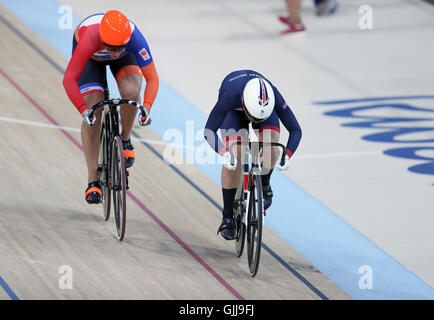 Großbritanniens Rebecca James während Sprint Halbfinale gegen Niederlande Elis Ligtlee (links) auf dem Rio Olympic Velodrome am elften Tag der Olympischen Spiele in Rio, Brasilien. Stockfoto