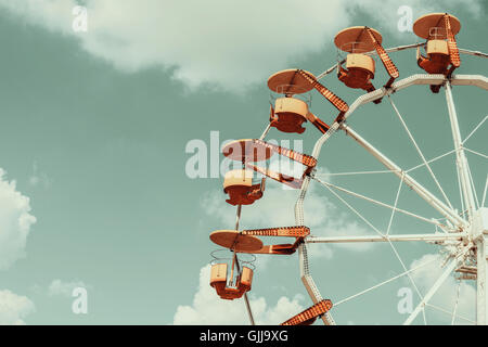 Riesenrad im Funpark am blauen Himmel Stockfoto