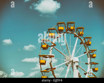 Riesenrad im Funpark am blauen Himmel Stockfoto