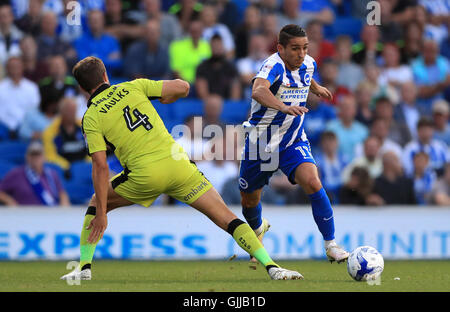 Brighton und Hove Albion Anthony Knockaert (rechts) Kämpfe um den Besitz des Balles mit Rotherham United Will Vaulks (links), während der Himmel Bet Meisterschaft match bei AMEX Stadion, Brighton. Stockfoto