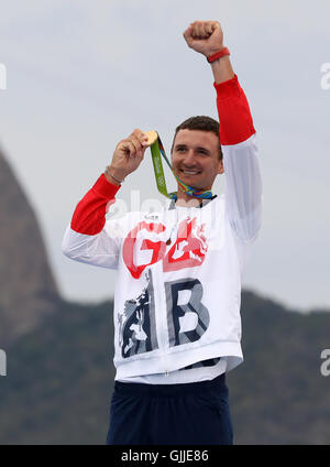 Großbritanniens Giles Scott feiert mit seiner Goldmedaille gewann bei den Männern Finns am elften Tag der Olympischen Spiele in Rio, Brasilien. Stockfoto