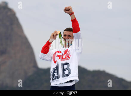 Großbritanniens Giles Scott feiert mit seiner Goldmedaille gewann bei den Männern Finns am elften Tag der Olympischen Spiele in Rio, Brasilien. Stockfoto