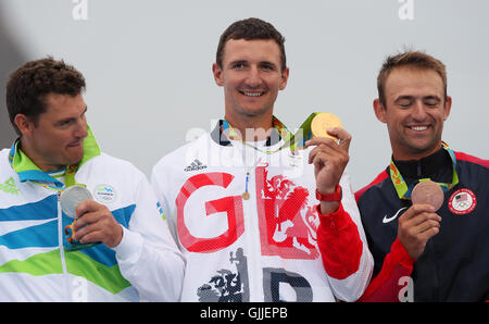 Großbritanniens Giles Scott feiert mit seiner Goldmedaille gewann bei den Männern Finns am elften Tag der Olympischen Spiele in Rio, Brasilien. Stockfoto