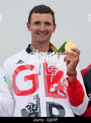 Großbritanniens Giles Scott feiert mit seiner Goldmedaille gewann bei den Männern Finns am elften Tag der Olympischen Spiele in Rio, Brasilien. Stockfoto