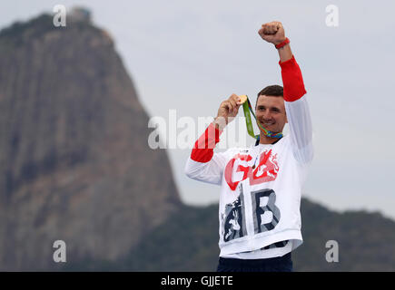 Großbritanniens Giles Scott feiert mit seiner Goldmedaille gewann bei den Männern Finns am elften Tag der Olympischen Spiele in Rio, Brasilien. Stockfoto