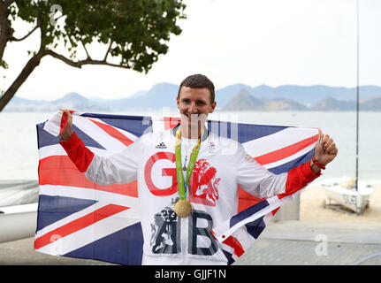 Großbritanniens Giles Scott feiert mit seiner Goldmedaille gewann bei den Männern Finns am elften Tag der Olympischen Spiele in Rio, Brasilien. Stockfoto