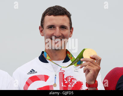 Großbritanniens Giles Scott feiert mit seiner Goldmedaille gewann bei den Männern Finns am elften Tag der Olympischen Spiele in Rio, Brasilien. Stockfoto